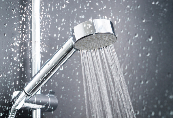 steinhaus-groessere-dusche-mit-hansgrohe-armatur-plegeleicht
